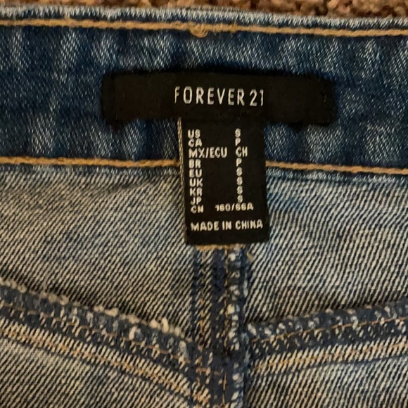 ⭐️5 for $20⭐️EUC! Denim skirt with rainbow 🌈 pockets! - Picture 2 of 3